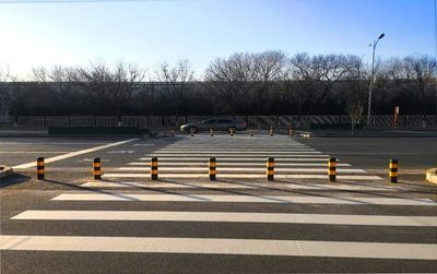 順義區(qū)道路設(shè)施升級，增設(shè)人行橫道與警示燈消除安全隱患